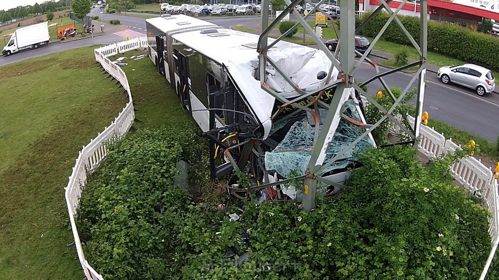 Schwerer Bus Unfall Koeln Porz Gremberghoven Neuenhofstr P605.jpg